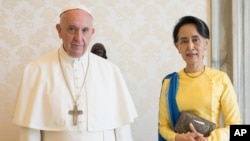 Aung San Suu Kyi et le pape François, le Vatican, le 4 mai 2017. 