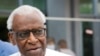 Lamine Diack, ancien président de l'IAAF quitte le Tribunal de Paris, France, le 10 juin 2020. (Photo Thomas SAMSON / AFP)