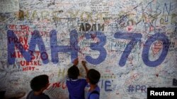 Anak-anak menuliskan harapan dan doa kepada para penumpang Malaysia Airlines MH370 di bandara Kuala Lumpur, Malaysia (foto: dok).