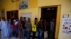 Warga antri untuk memberikan suaranya di sebuah TPS di Kairo, Mesir, 21 April 2019.