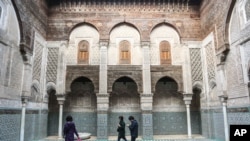 Des touristes visitent une mosquée historique à Fès, Maroc, 7 février 2016. 