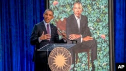 Durante la ceremonia de presentación el ex presidente Barack Obama ofreció un discurso. Los retratos se instalarán oficialmente y estarán disponibles para su exhibición pública a partir del 13 de febrero.