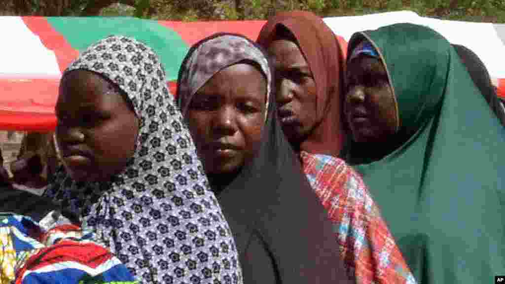 Rundunar sojojin Najeriya ta saki mutane 180 wadanda ta tsare har na tsawon shekaru 2 bisa zargin cewa 'yan kungiyar Boko Haram ne. Wadanda aka sako litinin a Maiduguri, babban birnin jihar Borno, sun hada da mazaje da mata dauke da jarirai da yara kanana.