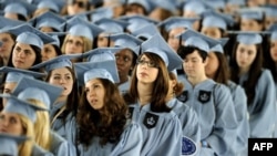 Para wisudawan Barnard Collge di New York tengah mendengarkan pidato dari Presiden Obama, 14 Mei 2012 (Foto: dok).