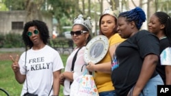 Simpatizantes del intérprete de R&B R. Kelly llegan a la corte federal de Brooklyn el viernes 2 de agosto de 2019, en Nueva York.