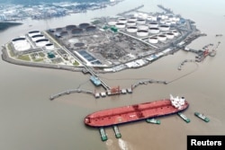 Terminal minyak, di lepas pantai Pulau Waidiao di Zhoushan, Provinsi Zhejiang, China, 18 Juli 2022. (Foto: cnsphoto via REUTERS)
