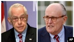 Combinaison de photos montrant le procureur général Michael Mukasey, à gauche, au US Holocaust Memorial Museum à Washington le 16 décembre 2008 et l'ancien maire de New York, Rudy Giuliani, lors d'un rencontre avec le président Donald Trump, le 20, 2016, à Bedminster, New Jersey.