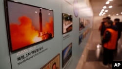 Foto-foto peluncuran misil Korea Utara dipamerkan di Pos Pengawasan Unifikasi di Paju, Korea Selatan dekat perbatasan dengan Korea Utara, 13 Desember 2019. 