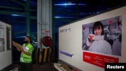 Petugas memeriksa peti kemas berisi vaksin Covid-19 dari China Sinovac Biotech Ltd., saat tiba di Bandara Internasional Soekarno-Hatta dalam pengiriman pertama ke Indonesia, 6 Desember 2020. (Foto: Dhemas Reviyanto /Antara via Reuters)