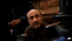Le chef de file du Fatah Marwan Barghouti est jugé à la cour de Justice de Jérusalem, le 25 janvier 2012.