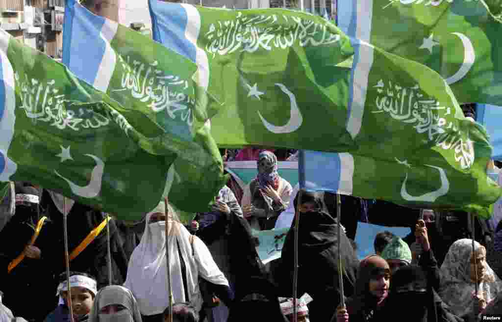 Pendukung partai Jamaat-e-Islami mengibarkan bendera partai dalam sebuah demonstrasi yang menandai Hari Solidaritas Kashmir di Lahore, Pakistan.