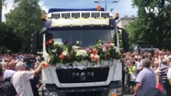 Kamion sa posmrtnim ostacima srebreničkog genocida zaustavio se kod Predsjedništva BiH