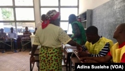 Eleitora marca o dedo depois de votar em Nampula, 10 Outubro 2018 
