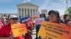Manifestation devant la Cour suprême contre le projet de l'administration Trump de poser des questions sur la citoyenneté dans le cadre du recensement de 2020, à Washington, le 23 avril 2019.