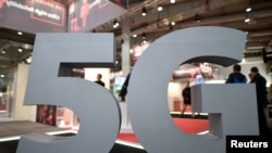 Un logo de la prochaine norme mobile 5G à la Foire de Hanovre en Allemagne, le 31 mars 2019.