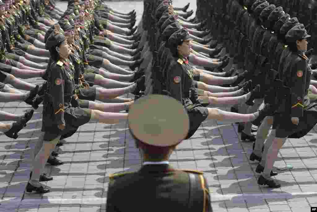 女兵正步操過金日成廣場(2017年4月15日)