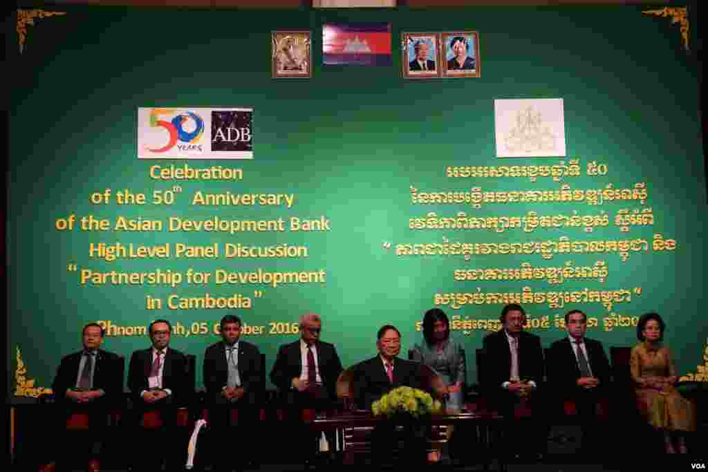ឯកឧត្តម គាត ឈន់ ចូលរួមជាប្រធានកិត្តិយសក្នុងកម្មវិធីខួបគម្រប់៥០ឆ្នាំ និងវេទិកាពិភាក្សាកម្រិតជាន់ខ្ពស់របស់ធនាគារអភិវឌ្ឍអាស៊ី (ADB) នៅសណ្ឋាគារសូហ្វ៊ីតែលភ្នំពេញភូគីត្រា កាលពីថ្ងៃទី ០៥ តុលា ២០១៦។ (ទុំ ម្លិះ/VOA)