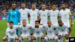 L'équipe algérienne pose pour des photos lors du match de football du groupe H entre l'Algérie et la Russie, au stade de Baixada à Curitiba, au Brésil, le jeudi 26 juin 2014. 