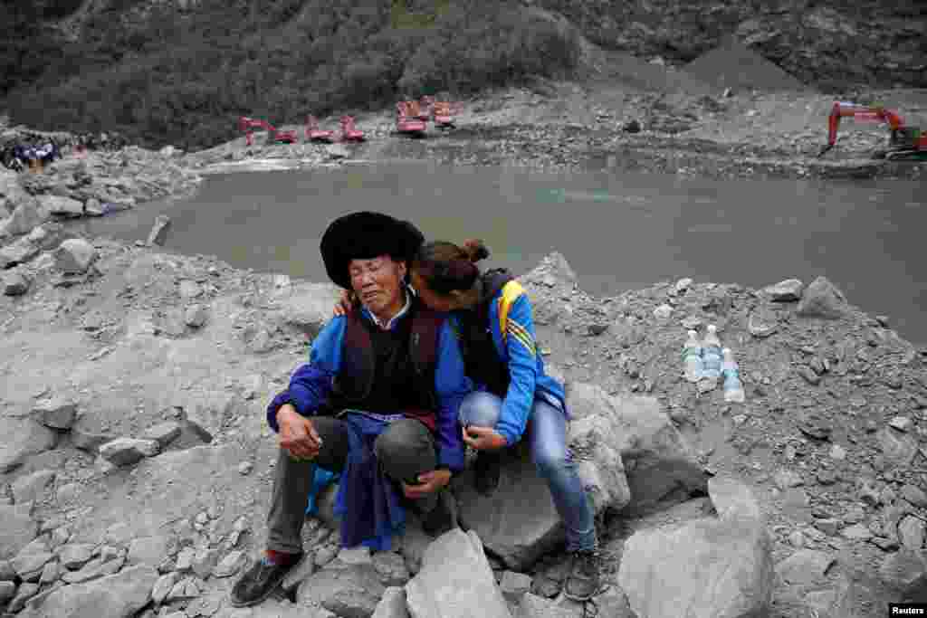 Wasu dake jimamin 'yan uwansu da suka mutu a zaizayar kasar da ta auku a China a yankin Xinmo, ranar 26 ga watan Yuni, 2017. REUTERS/Aly 