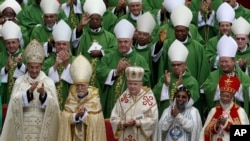 Des évêques lors de l'ouverture du Synode de la Place Saint-Pierre, au Vatican, le 7 octobre 2012.
