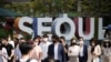 Sejumlah warga terlihat berjalan di Seoul, Korea Selatan, 24 September 2021. (Foto: Reuters)