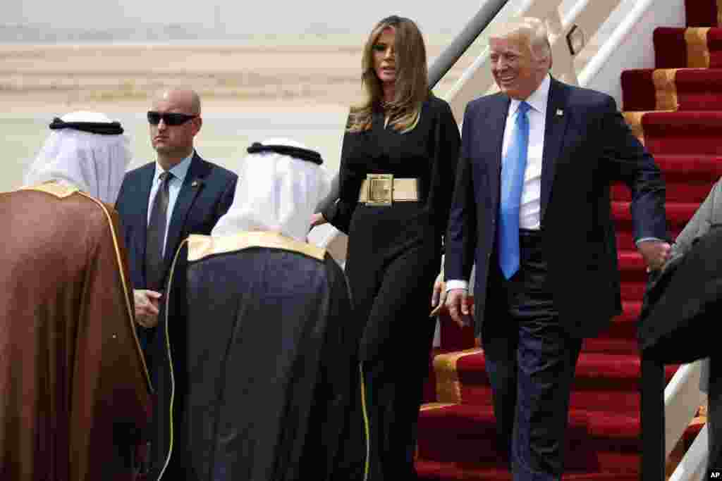 Le président Donald Trump et la première dame américaine, Melania Trump, accueillis au pied de l’avion, à l’aéroport international roi Khalid, Ryad 20 mai 2017.