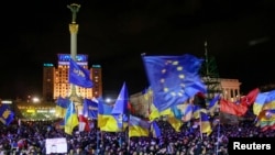 Warga menggelar aksi demo mendukung intergrasi Uni Eropa di Kiev, Ukraina (2/12).