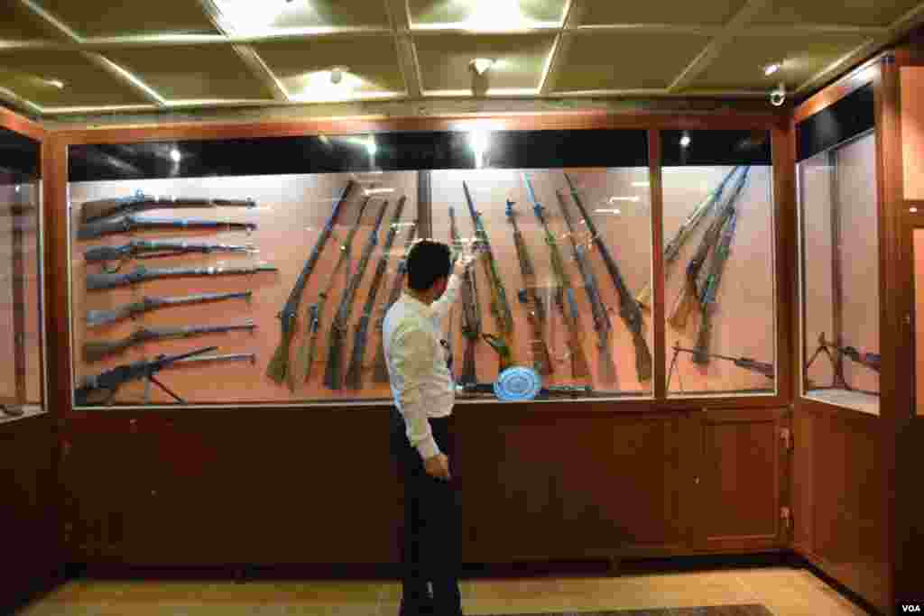 Müzeye dönüştürülen kompleksin bir kısmı halı, günlük yaşam, giyim, gelenekler gibi bölge kültürüne dair unsurların sergilendiği bölümlerden oluşuyor. Bu kısımdaki bölümlerden biri ateşli silahların ilk versiyonlarından modern versiyonlarına kadar silahlara ayrılmış. 