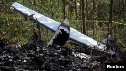 En conferencia de prensa, el director de Aviación Civil de Costa Rica, Enio Cubillo, dijo que el vuelo fletado de Nature Air se desplomó poco después de despegar de Punta Islita con rumbo a la capital, San José. 