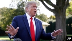 Presiden AS Donald Trump berbicara kepada media di halaman Gedung Putih. 