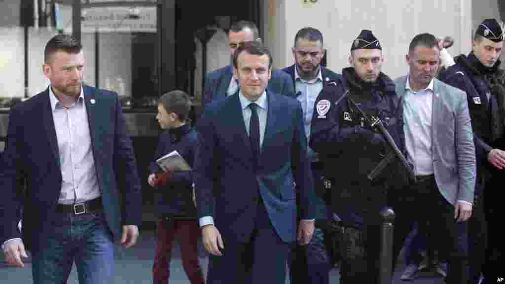 Le candidat à la présidence Emmanuel Macron, quitte son appartement, à Paris, le 24 avril 2017.