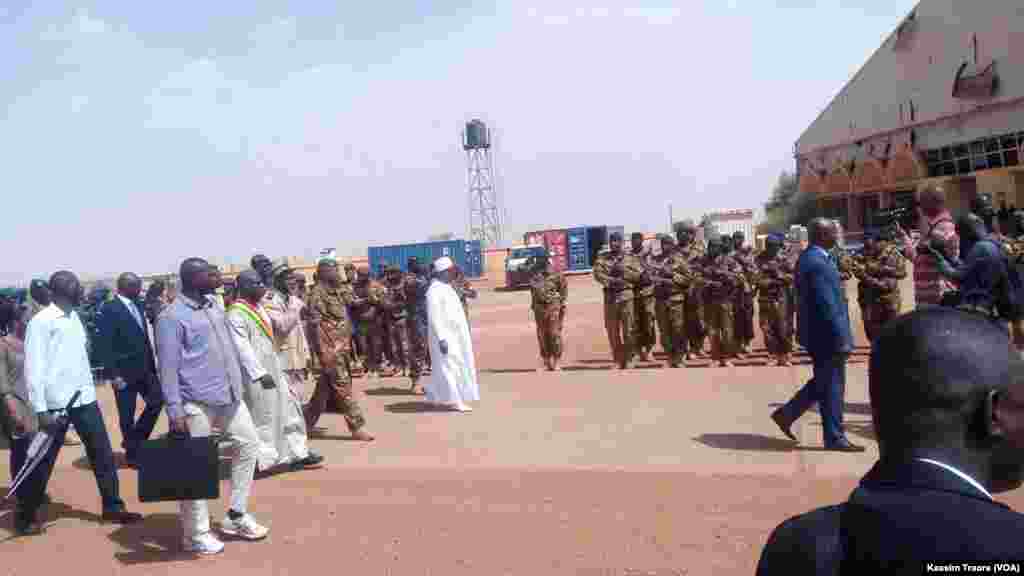Shugaban Kasar Mali Abubacar Ibrahim Keita na gaida dakarun kasar Mali a jihar Gao dake arewacin Mali, ranar Juma'a 19 ga watan Mayu shekarar 2017. 