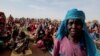 Ribuan pengungsi Sudan yang mencari perlindungan di Chad menunggu pembagian bantuan makanan dari Program Pangan Dunia (WFP), di dekat perbatasan antara Sudan dan Chad di Koufroun, Chad, 9 Mei 2023 (foto: ilustrasi). 