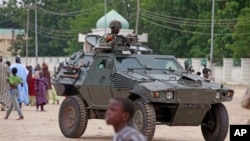 Un soldat nigérian patrouille à Maiduguri, au Nigeria, le 8 août 2013.