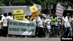 FILE - Abanye abalandeli bebandla leZanu PF.