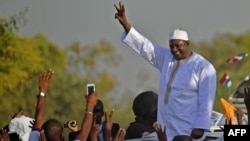 Le président gambien Adama Barrow salue ses partisans à son retour de Dakar, à Banjul, Gambie, 26 janvier 2017.