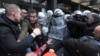 Polisi Serbia terlibat bentrok dengan para demonstran yang menuntut penangkapan sejumlah pihak yang terkait dengan runtuhnya atap stasiun kereta api di Novi Sad, Serbia, dalam aksi protes pada 21 November 2024. (Foto: AP)