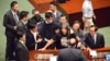 青年新政兩議員再闖立法會大會試圖宣誓不果 （美國之音湯惠芸/海彥拍攝 ）
