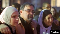 Namee Barakat dengan isterinya, kanan, dan puterinya Suzanne, keluarga Deah Shaddy Barakat, pada sebuah upacara mengenang para korban di University of North Caroline, Chapel Hill, (11/2).
