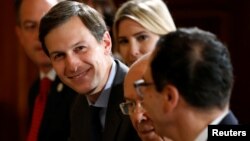 No hay indicaciones de que Jared Kushner haya compartido información secreta en su cuenta privada o de que use más su cuenta privada que el correo oficial de la Casa Blanca.