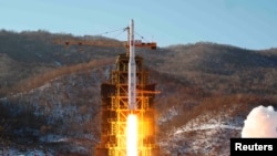 지난 2012년 12월 북한이 '광명성 3호' 인공위성을 실은 '은하 3호' 장거리 로켓 발사에 성공했다며 공개한 사진.