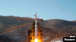Lacement de Unha-3 (Voie Lactée 3) fusée transportant la deuxième version du satellite Kwangmyongsong-3 de la base West sea en Corée du Nord en décembre 2012.
