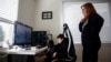 Tracey Pucci mendampingi putranya, Foxton Harding, 12, menonton video latihan yang dibuat oleh para gurunya ketika sekolah beralih ke pembelajaran online di rumah (foto: ilustrasi). 