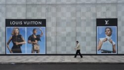 Koronavirus epdemiyasının episentri olmuş Uhan şəhərində Louis Vuitton mağazası, 25 fevral, 2020.