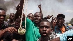 Para demonstran di Burkina Faso turun ke jalan di ibukota Ouagadougou, Kamis (17/9) pasca militer mengambil alih kekuasaan pemerintahan.
