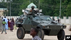 Wani soja cikin motar yaki a birnin Maiduguri, Nigeria. 