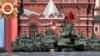 Tanques soviéticos E-34 avanzan en la Plaza Roja de Moscú para el desfile del Día de la Victoria en Moscú, Rusia, el martes 9 de mayo de 2023, por el 78º aniversario del final de la II Guerra Mundial.