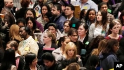 A crowd of job seekers attends a health care job fair in New York, Mar. 14, 2013.