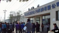 富士康成都廠北區廠房外面，新來的員工等待報到(資料照)