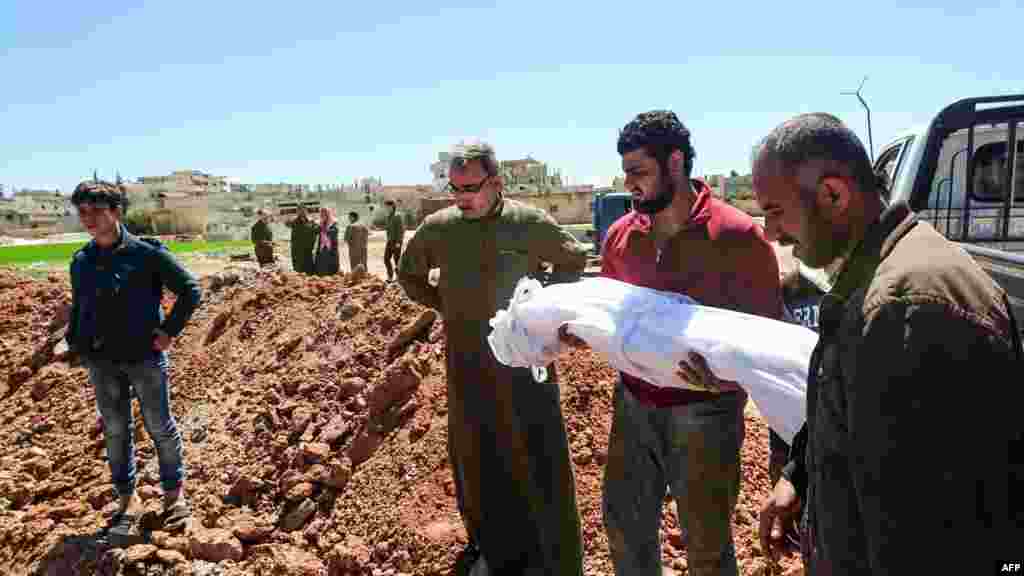 Les Syriens enterrent les corps des victimes de l'attaque présumée chimique à Khan Sheikhun, le 5 avril 2017.
